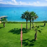 Semesterbostad Beachfront 2-br In Pelitkoey, Access, Panoramic Terrace With Sea View