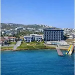 Beachfront 2-br In Pelitkoey, Access, Panoramic Terrace With Sea View Semesterbostad Ören